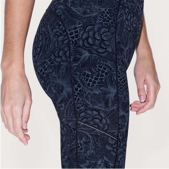 Lululemon Speed Up Tight Full-On Luxtreme 28"
Nouveau Mach Blue Black Pockets - Picture 5 of 15